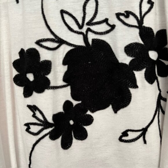 Liv Los Angeles Womens Tunic, White with Black Floral Embroidery, Plus Size 3X - Picture 5 of 7